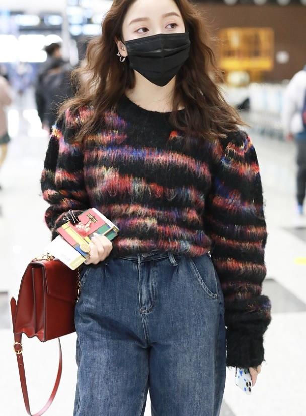 姜贞羽彩色毛衣搭牛仔裤露小腿 环抱捧花笑意盈盈|牛仔裤|姜贞羽_新浪