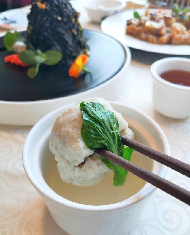 青岛这家特色家常菜馆，不预定连拼桌都没位置