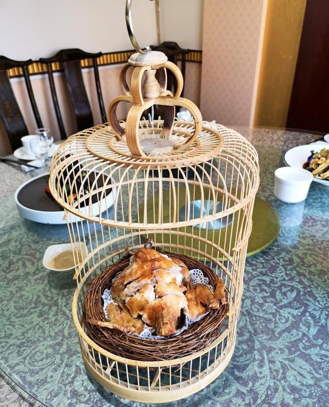青岛这家特色家常菜馆，不预定连拼桌都没位置