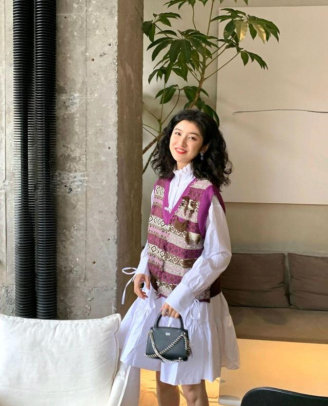 戚薇太会穿，白色上衣配蓝色牛仔衬衫，既俏皮又有东方女性的韵味休闲区蓝鸢梦想 - Www.slyday.coM