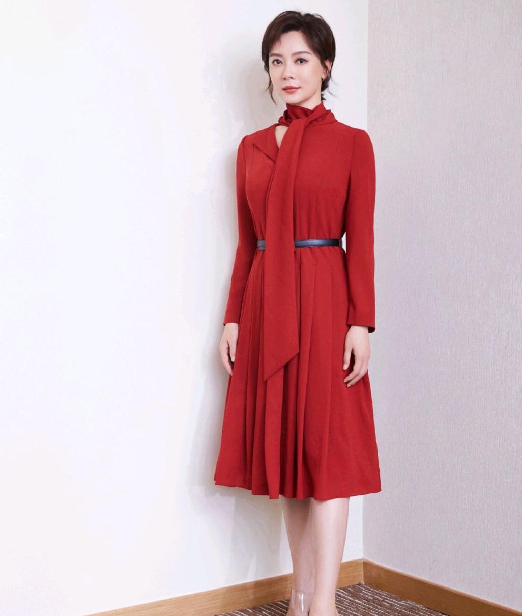 陈数品味没得挑,红色连衣裙端庄稳重又有气场,真是"时尚标杆"