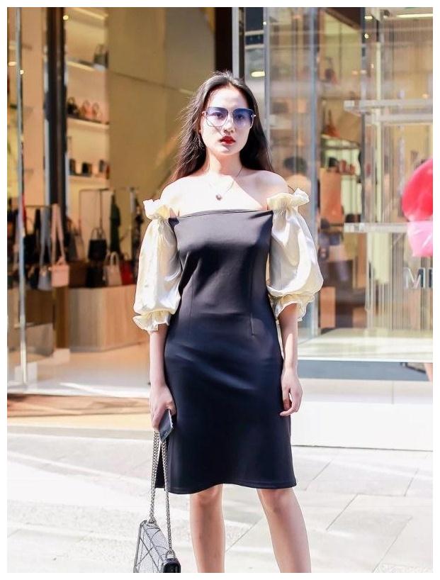 美女街拍一字肩连衣裙小露香肩显露迷人锁骨女人味十足