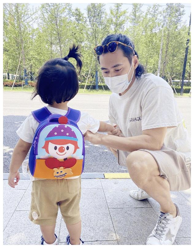 张歆艺儿子1岁半就上音乐课, 四坨扎小揪揪撞型爸爸袁弘,超可爱