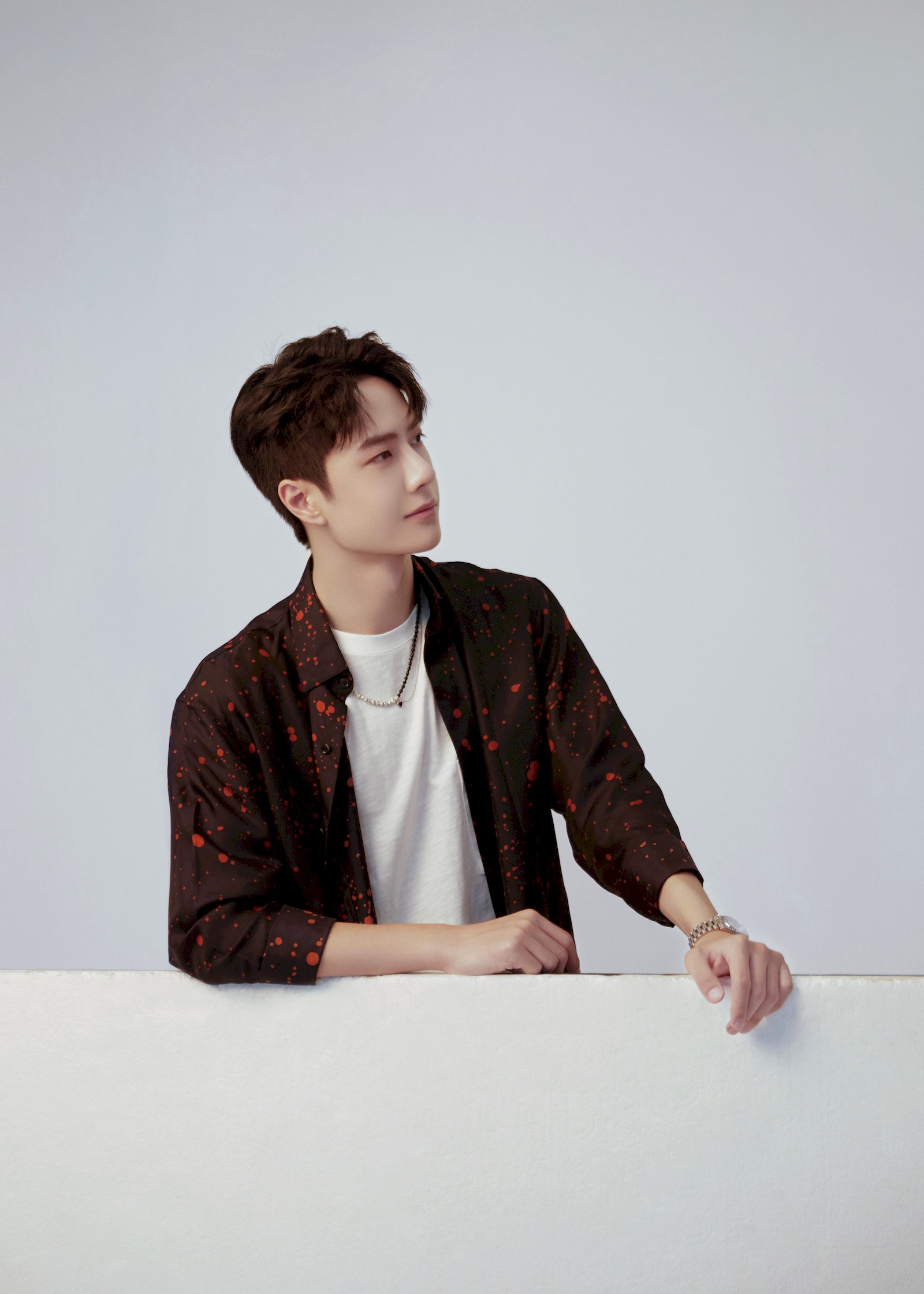 格子衬衫,微笑迎接挑战的王一博