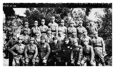 中原大战失败后,边章五被收编进26路军,而26路军的军长就是著名的起义