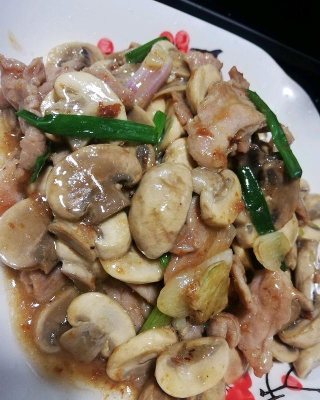白蘑菇炒肉片虽然是最家常的做法味道却最让人想念简单好吃