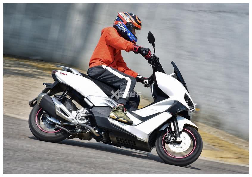 9秒的真男人 试驾龙嘉vmaxie300