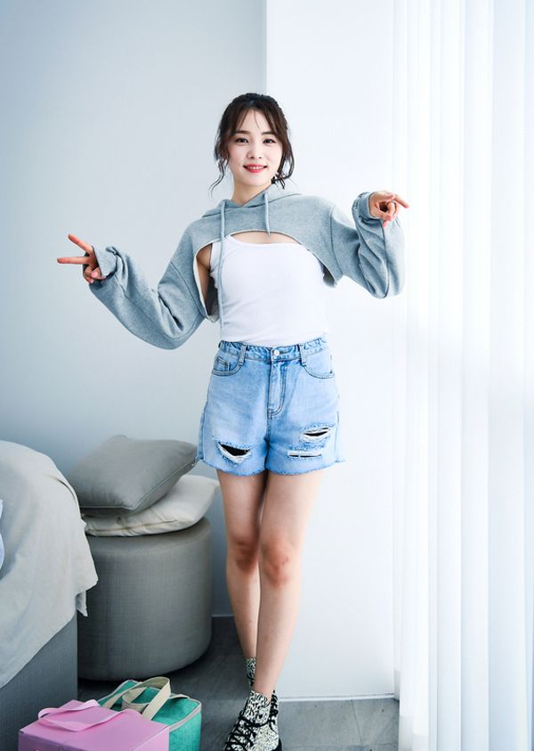 时髦的尹邵熙短款卫衣配短裤短靴大秀美腿,秒变青春少女气质_高清图集