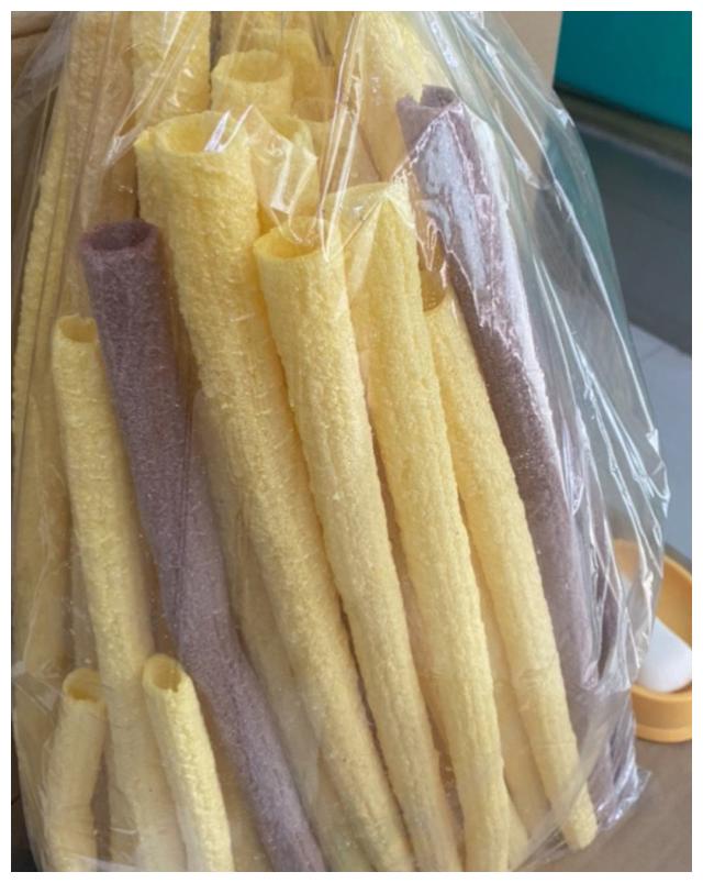 第五个就是长条的爆米花,在东北一些小地方叫"香酥糖",甜甜的,脆脆的