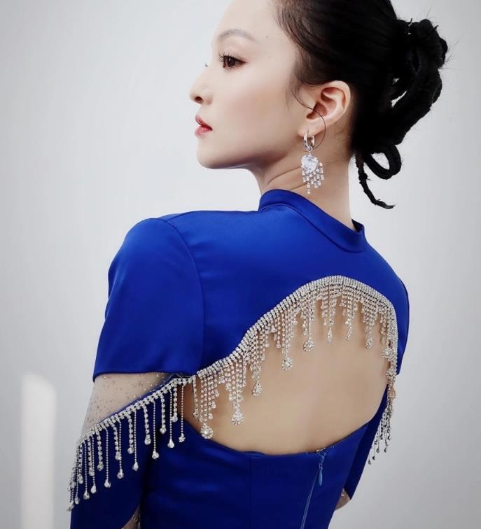 不敢信这是38岁张韶涵穿无痕裙没一丝褶皱这身材让人眼红