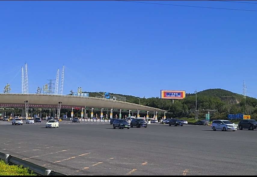 大连出城方向高速路网内车流量较大