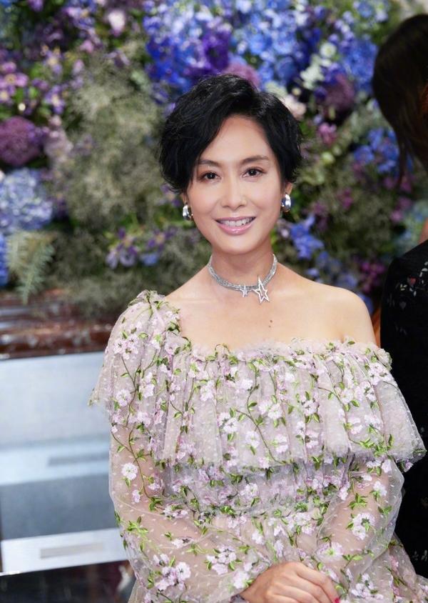 49岁朱茵最近状态穿灰绿色百褶裙庆生深鱼尾纹明显还是很美