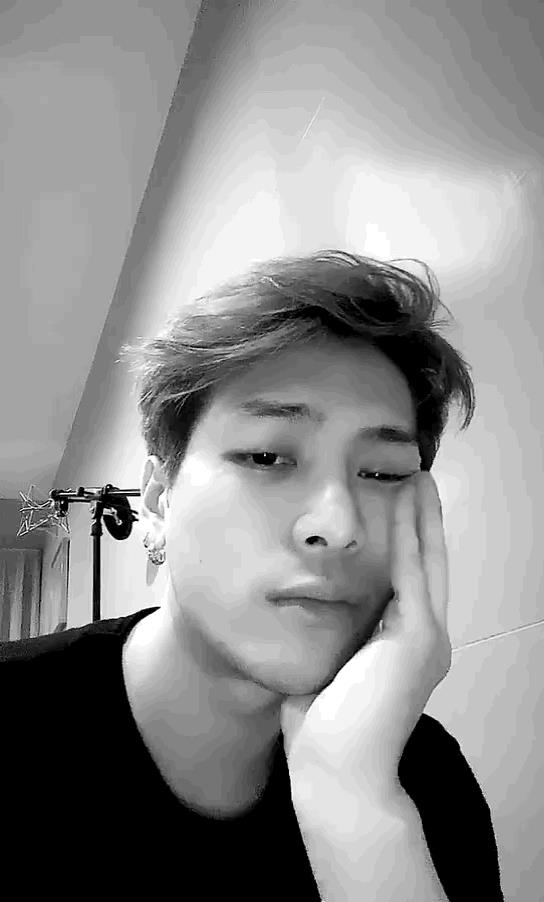 王嘉尔素颜近照曝光 状态超好