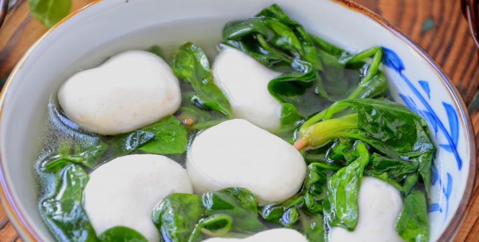 此汤我家每周都做二三次,清爽不油腻,特别香|菠菜|虾粉|鱼丸_新浪新闻