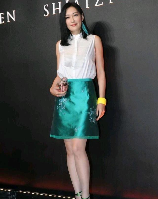 孟广美不愧是模特身材,身穿无袖上衣配墨绿色短裙,尽显女性魅力休闲区蓝鸢梦想 - Www.slyday.coM 孟广美不愧是模特身材,身穿无袖上衣配墨绿色短裙,尽显女性魅力休闲区蓝鸢梦想 - Www.slyday.coM