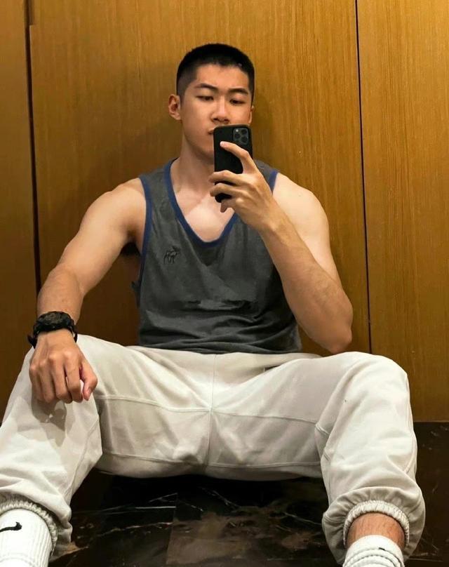 来自北京的寸头肌肉壮男,一身肌肉尽显男儿本色|北京市|小哥哥|身材|白袜|自拍照_新浪新闻