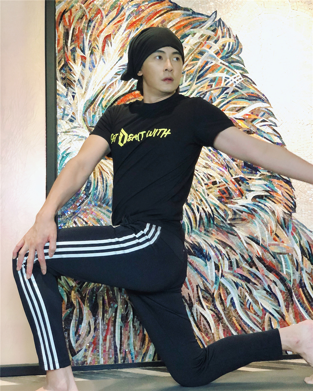 郑元畅变身"郑老师",开网课教学居家健身