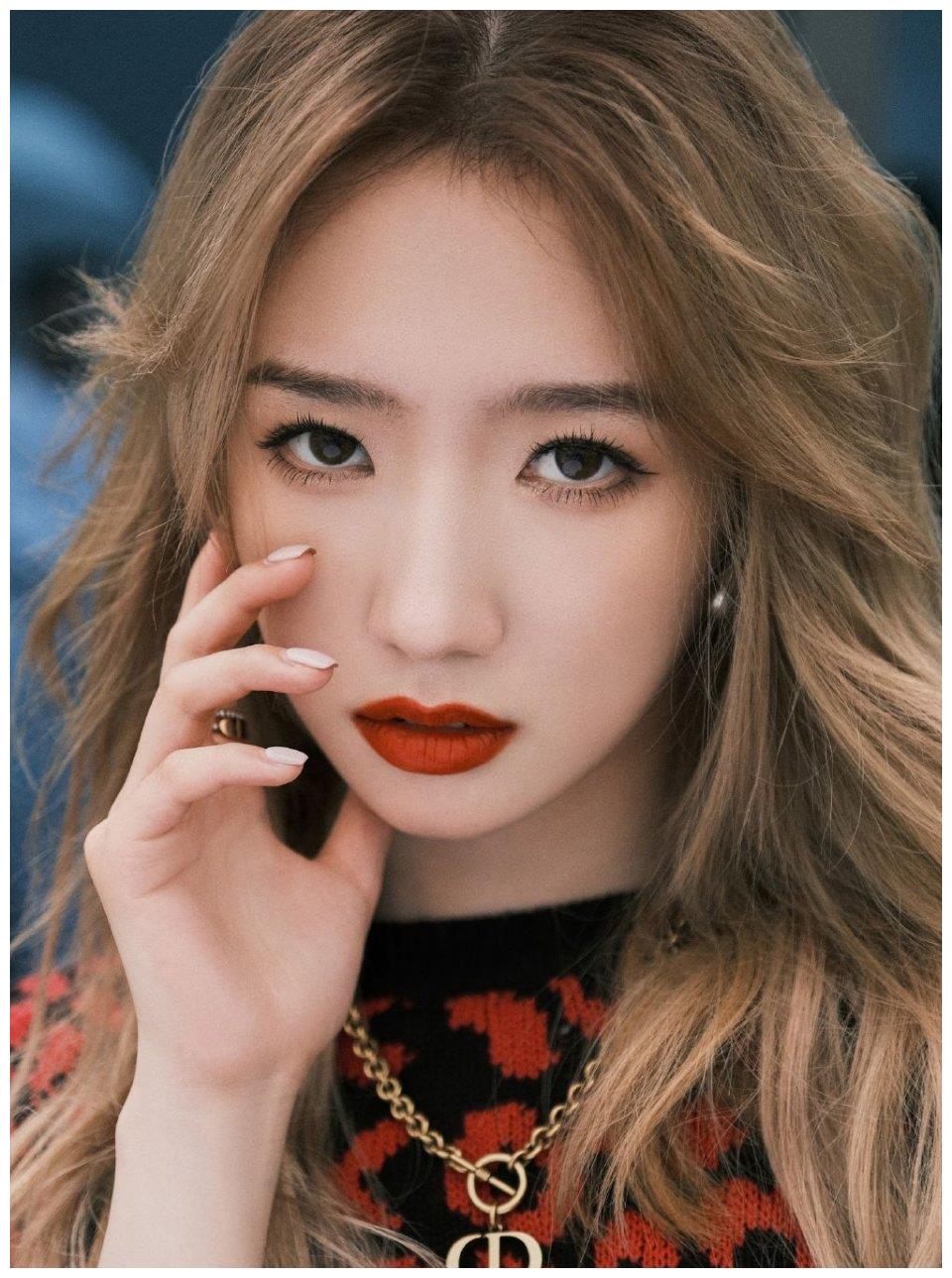 孟美岐金色发型时尚靓丽户外写真