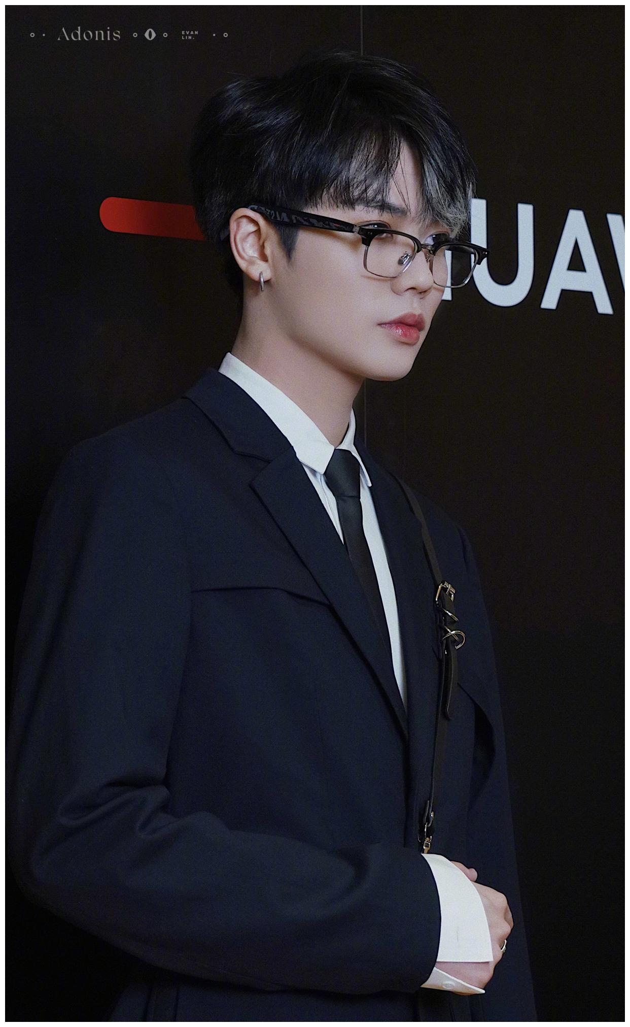 林彦俊黑色束腰西装挑染银发太帅气公主你的骑士来接你回家