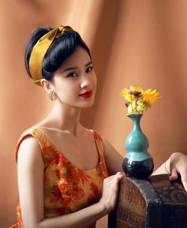 1/ 637岁黄圣依演绎复古风,摩登发型配雏菊背心裙,这身材90斤最多!