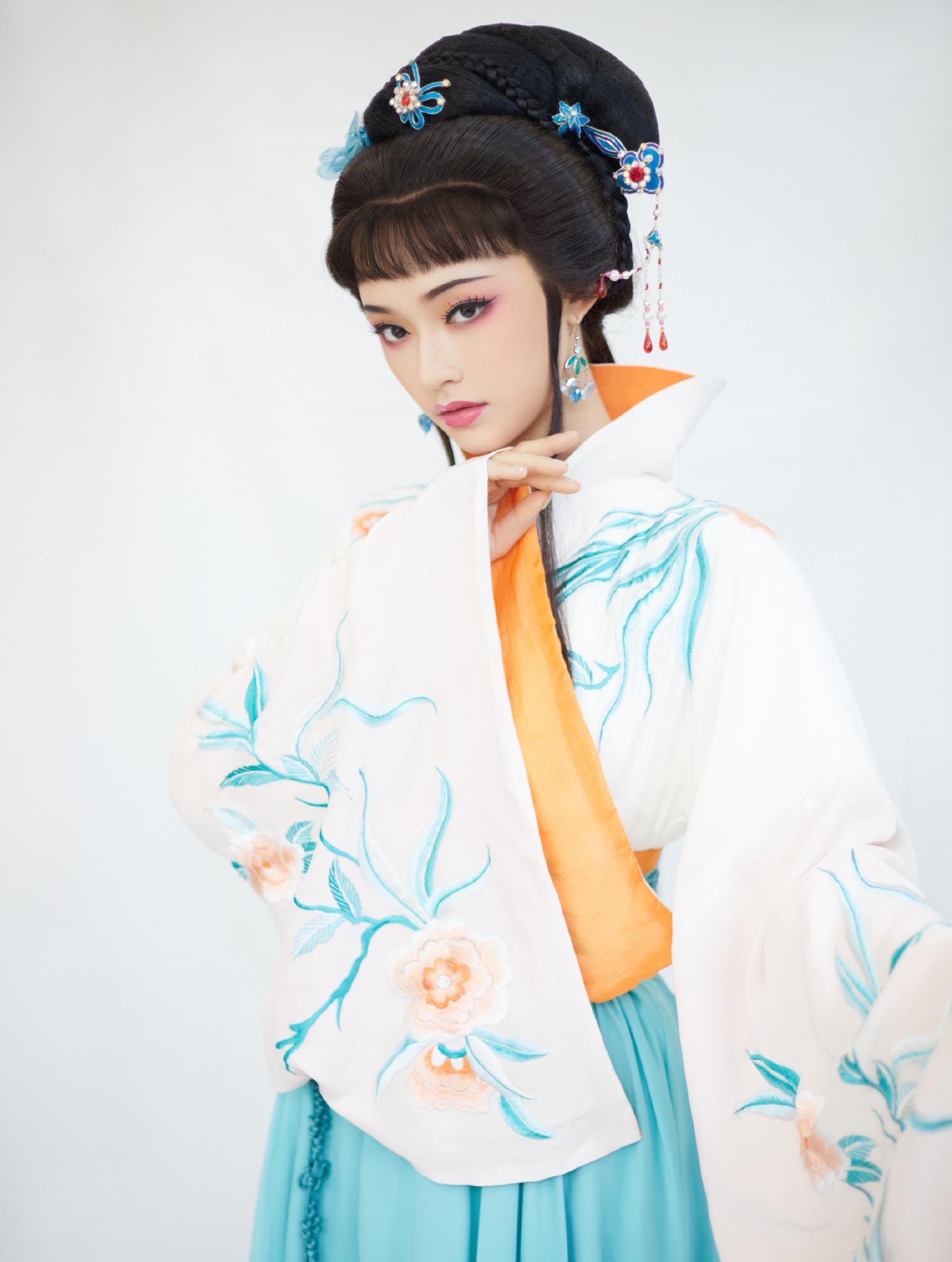 林允扮祝英台新年唱戏罕见扮古装惊艳清丽可接受此风格