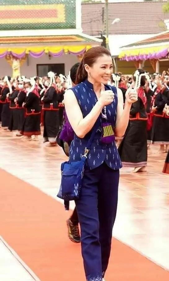 泰王不在王后放飞自我!苏提达穿背心太时髦,铁憨憨王子高她半头休闲区蓝鸢梦想 - Www.slyday.coM 泰王不在王后放飞自我!苏提达穿背心太时髦,铁憨憨王子高她半头休闲区蓝鸢梦想 - Www.slyday.coM