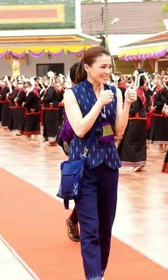 泰王不在王后放飞自我!苏提达穿背心太时髦,铁憨憨王子高她半头休闲区蓝鸢梦想 - Www.slyday.coM 泰王不在王后放飞自我!苏提达穿背心太时髦,铁憨憨王子高她半头休闲区蓝鸢梦想 - Www.slyday.coM