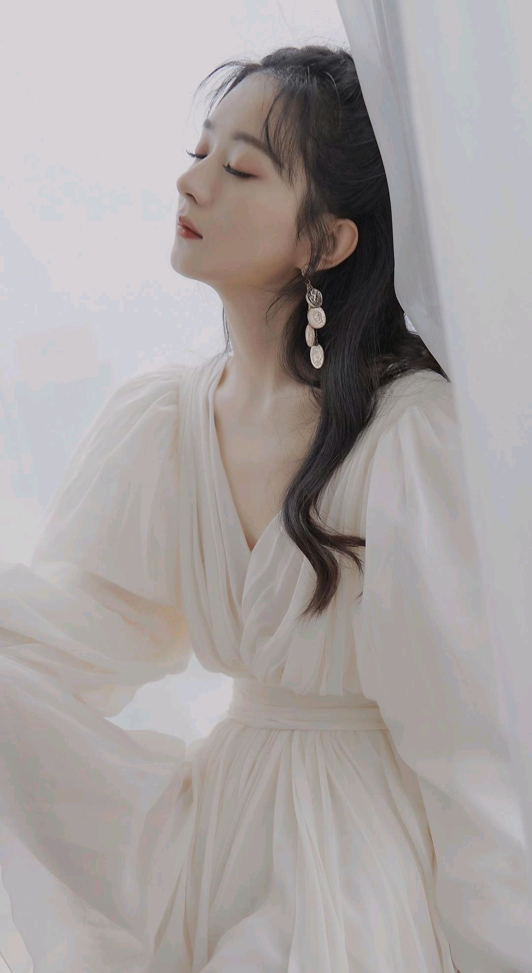 赵丽颖白色纱裙照,优雅大方仙气十足!