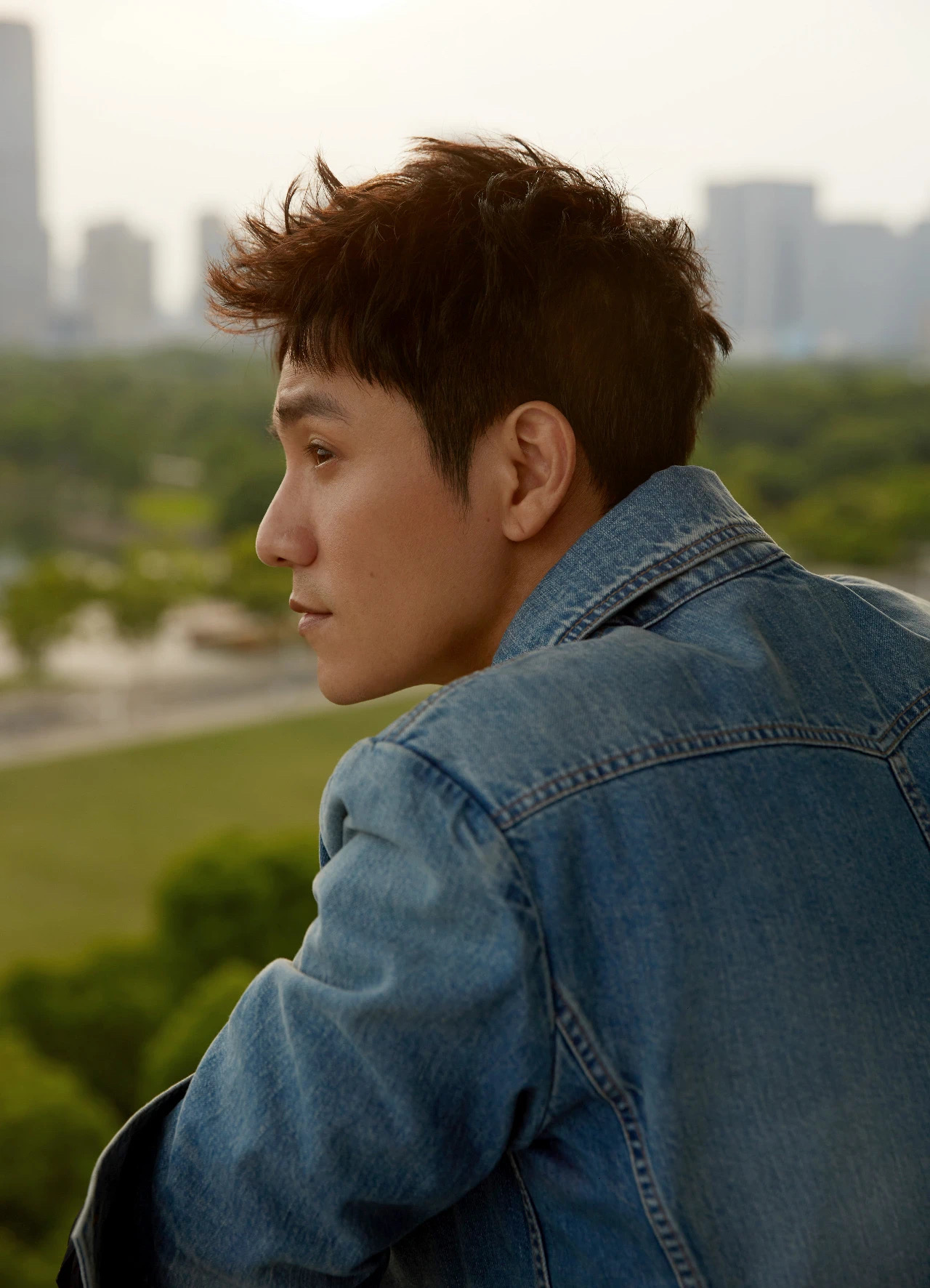 陈坤亮相美的冰箱净味空间站 牛仔look率性清爽状态佳