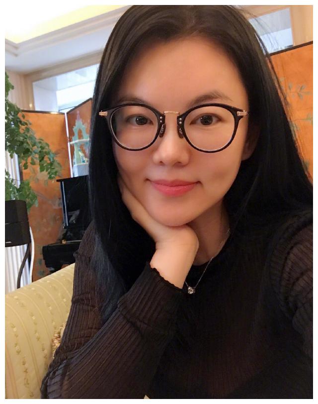 李湘瘦到认不出,皮肤白皙时尚辣妈成功大变身,大方给出减肥方法