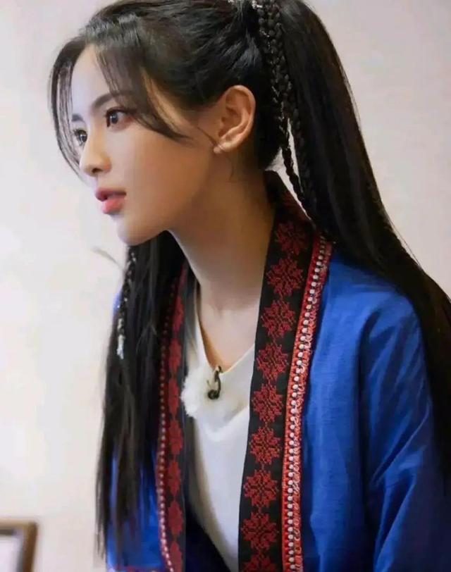 杨超越民族风服饰,两个高马尾,美丽动人!_高清图集_新浪网
