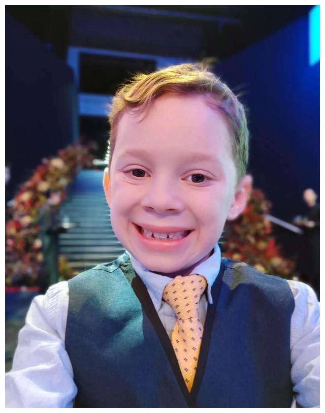 当年的"假笑"男孩,在节目上全程无表情:"我真的笑累了"