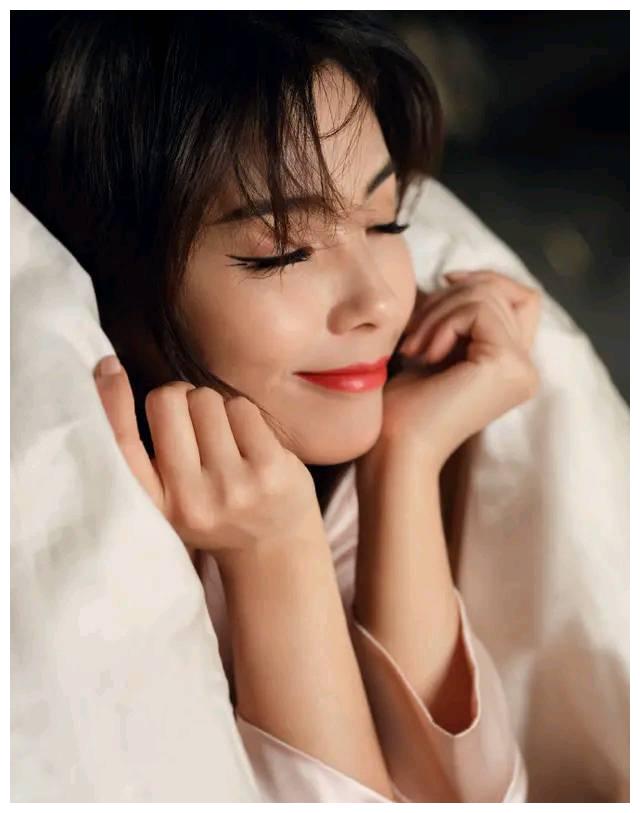 刘涛穿睡衣拍时尚大片,化精致妆容,美出新高度