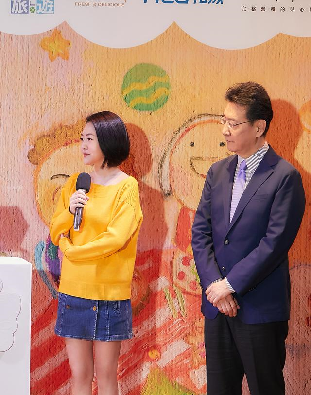 41岁小S走少女路线，针织衫配牛仔短裙，一点不像3个孩子的妈休闲区蓝鸢梦想 - Www.slyday.coM