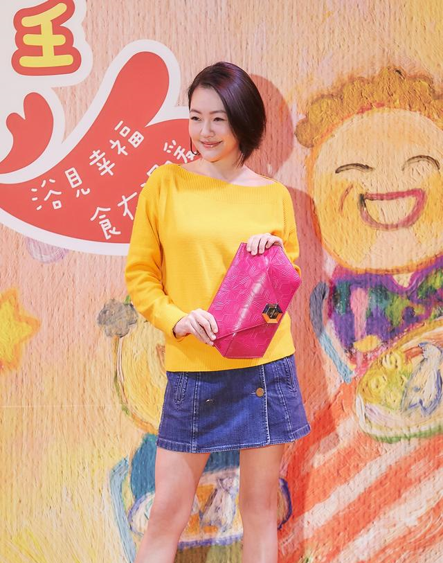 41岁小S走少女路线，针织衫配牛仔短裙，一点不像3个孩子的妈休闲区蓝鸢梦想 - Www.slyday.coM