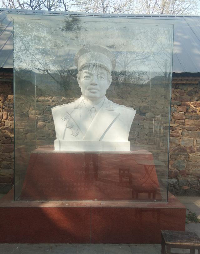 (荥阳市八路军后方医院旧址皮定均将军塑像)皮定均看到群众连一顿饱饭