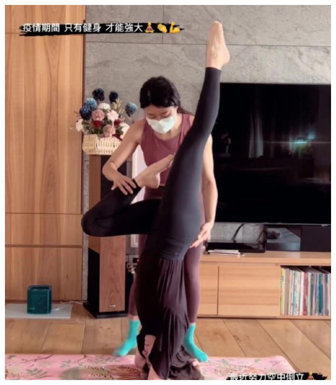 贾静雯换了一身装扮,将黑色紧身裤换成了绿色紧身裤,那纤瘦的"铅笔腿"