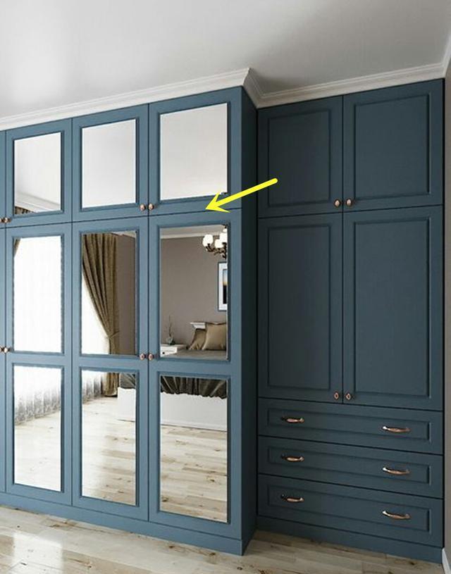 镜子分块装在柜门上假装自己是室内窗空间通透不止一点点