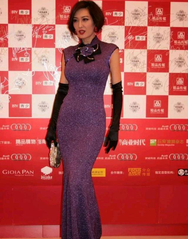 孟广美不愧是模特身材,身穿无袖上衣配墨绿色短裙,尽显女性魅力休闲区蓝鸢梦想 - Www.slyday.coM 孟广美不愧是模特身材,身穿无袖上衣配墨绿色短裙,尽显女性魅力休闲区蓝鸢梦想 - Www.slyday.coM