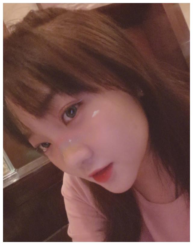 林妙可久违分享自拍美照,怼脸秀素颜超自信,元气满满好似中学生