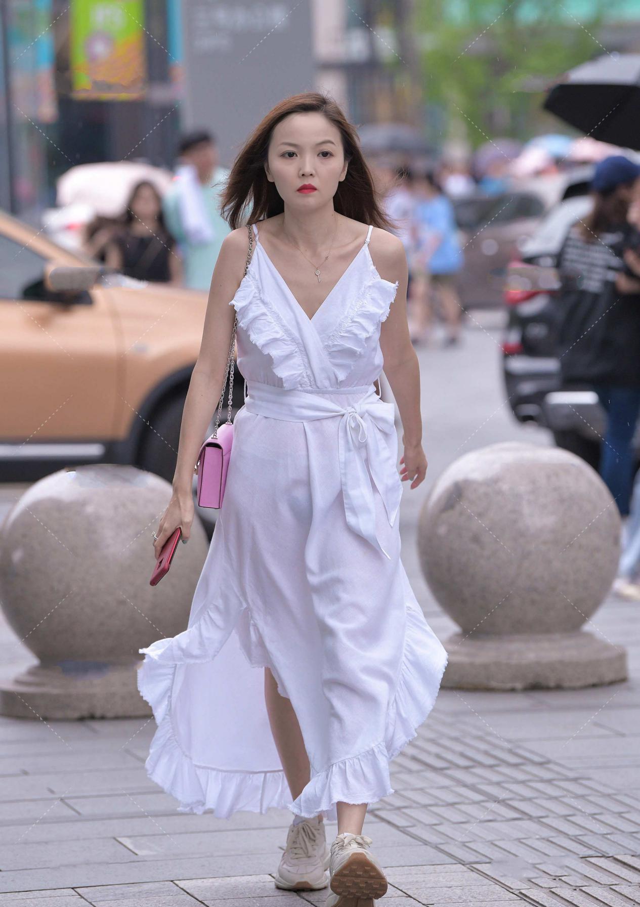 白色长款连衣裙,飘逸设计时尚大方