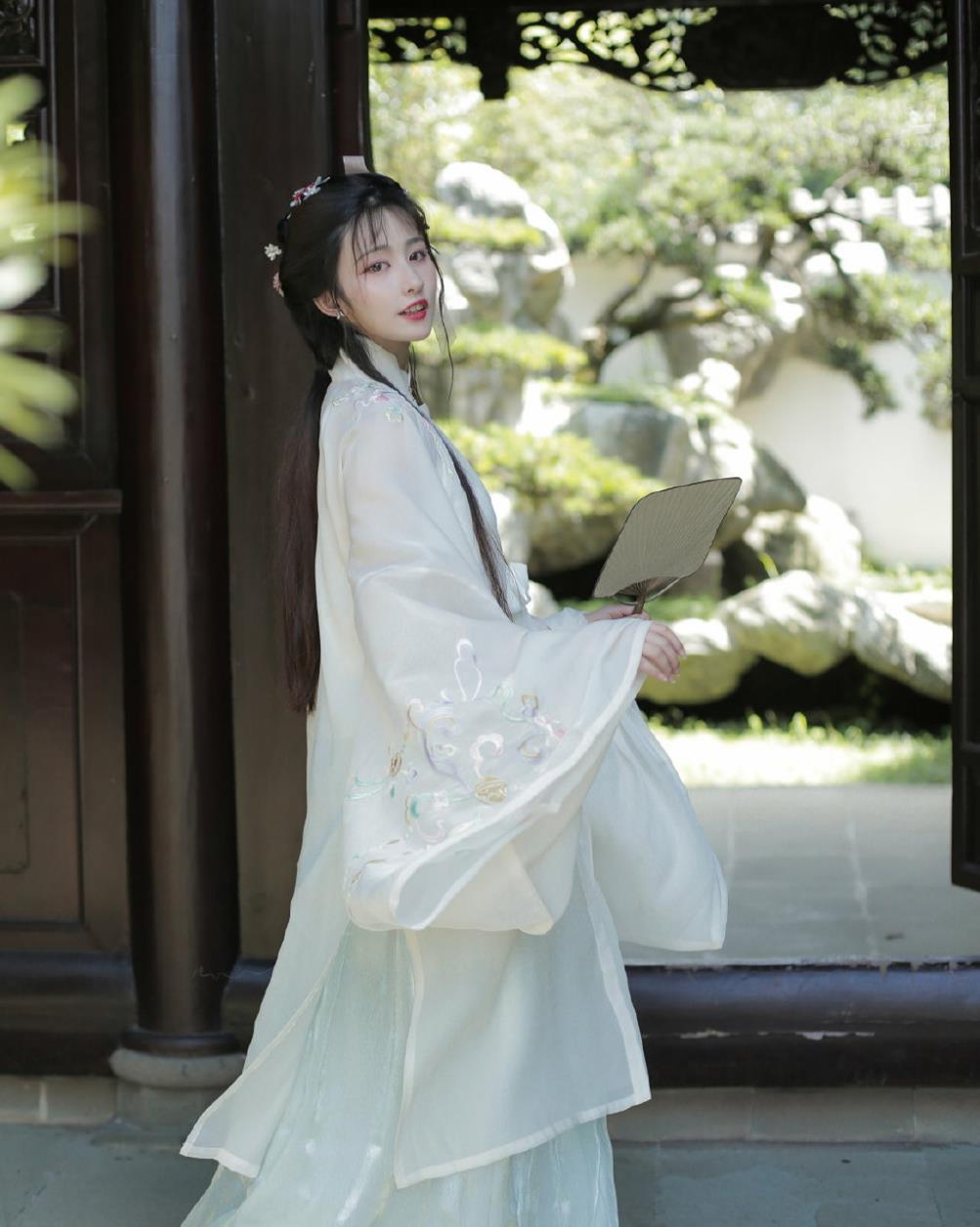干净的白色系汉服,清新飘逸仙气十足,简约中带着华丽气息