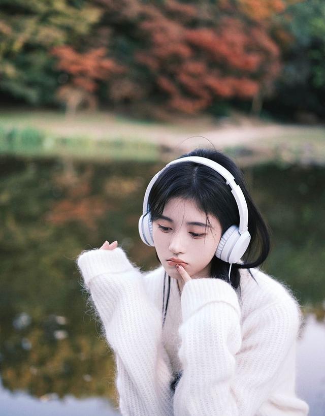 鞠婧祎秋冬枫叶大片氛围感满满穿白色针织戴耳机尽显文艺气质