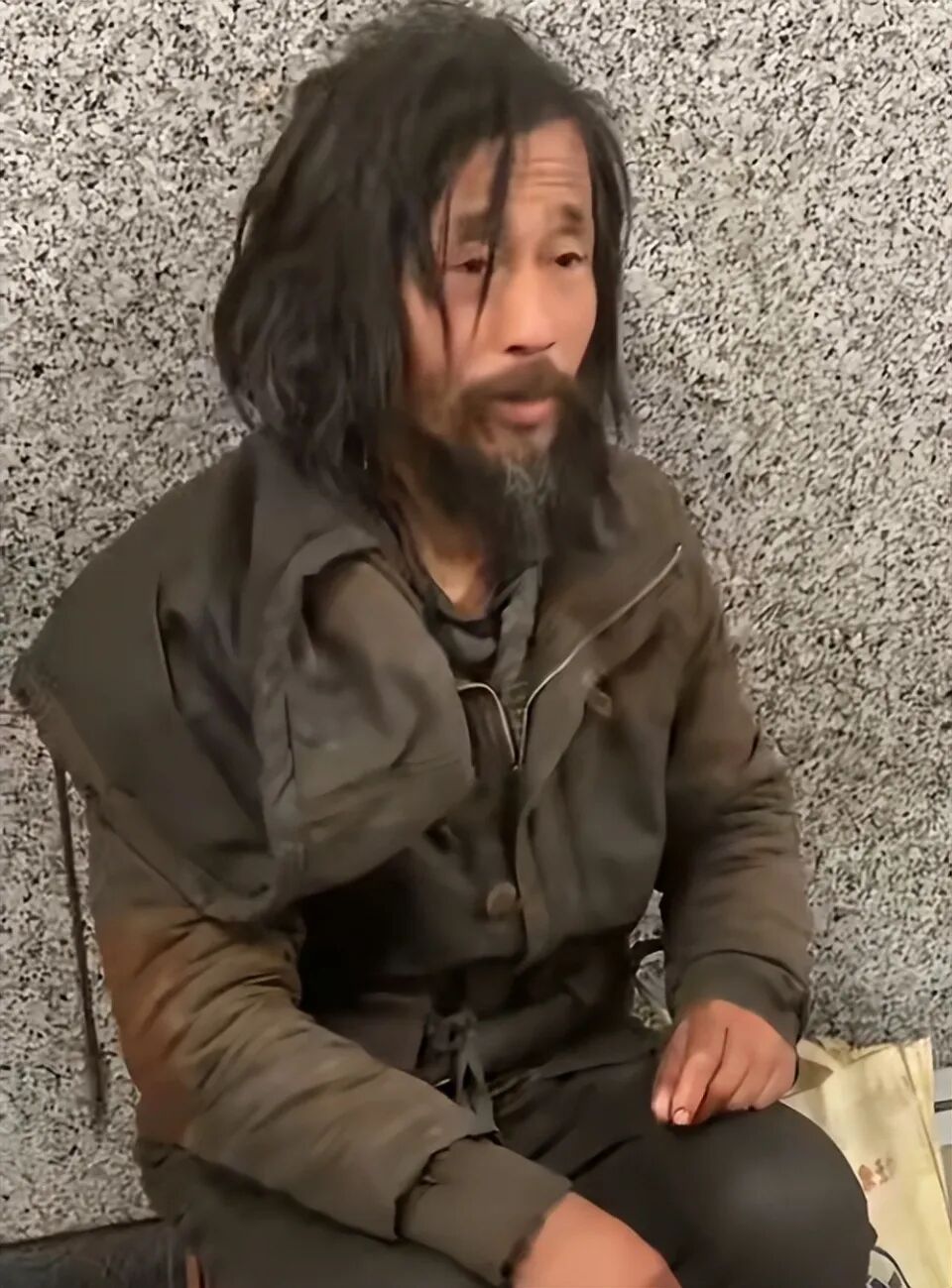 “流浪大师”沈巍即将退休，休假已超30年，患精神疾病是真是假？