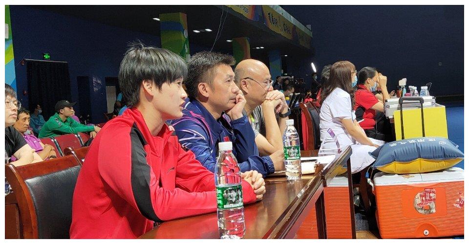 陈雨菲连续休战与主管教练边看边聊动作表情可爱李矛认真观战