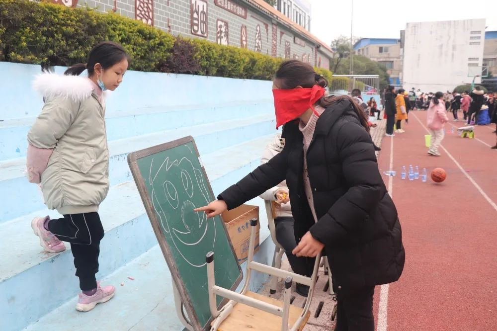 缤纷童年 乐趣无限——桂林市平山小学举行"迎元旦"游园活动__财经