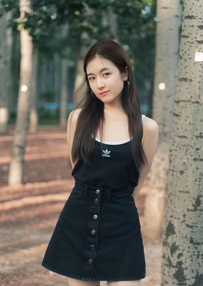 李兰迪的少女穿搭,撞色超甜美,时髦精必学的颜色搭配小技巧!