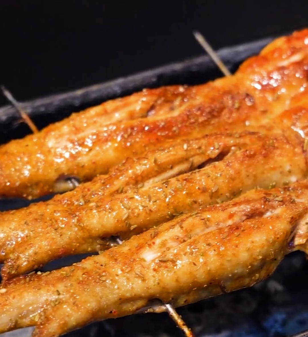 烧烤店好吃的大鸡翅,看完你也会_高清图集_新浪网