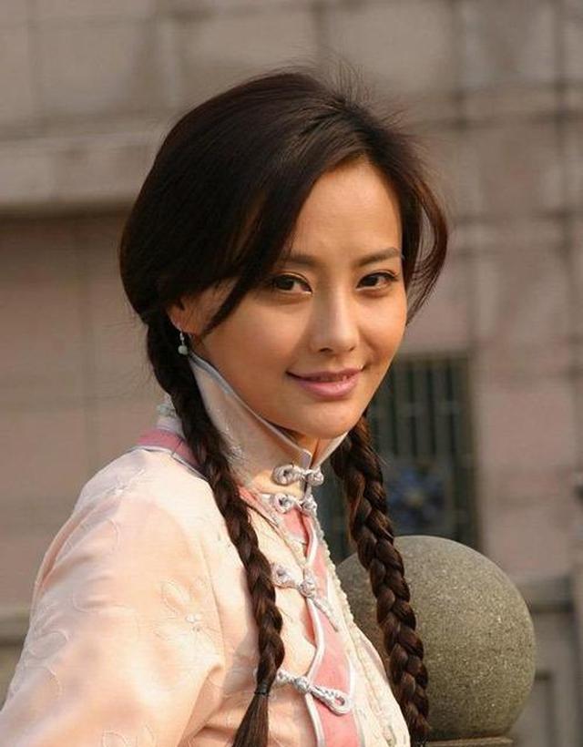 所以她的影视资源也很不错,先后出演过电影《北京小妞》,电视剧《传奇