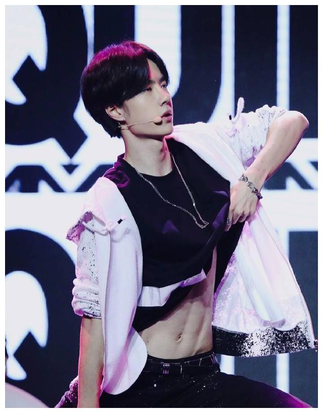 冲浪湿身展现真实线条,难怪穿啥都这么帅|腹肌|冲浪|王一博_新浪新闻